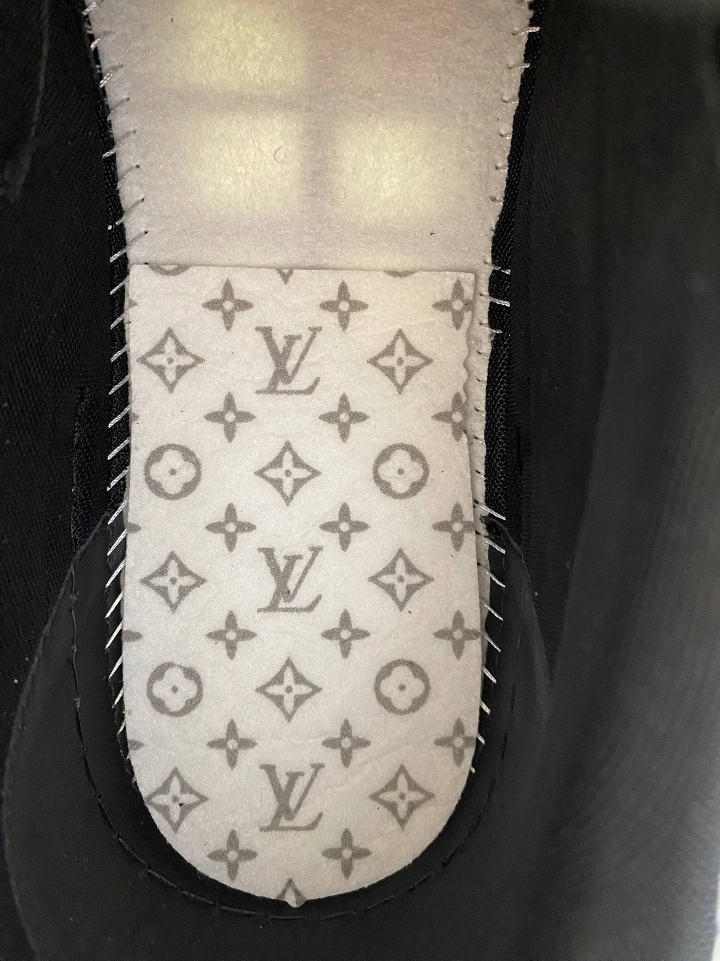 LV Sneakers Black-White C50202609110097 - Image 9