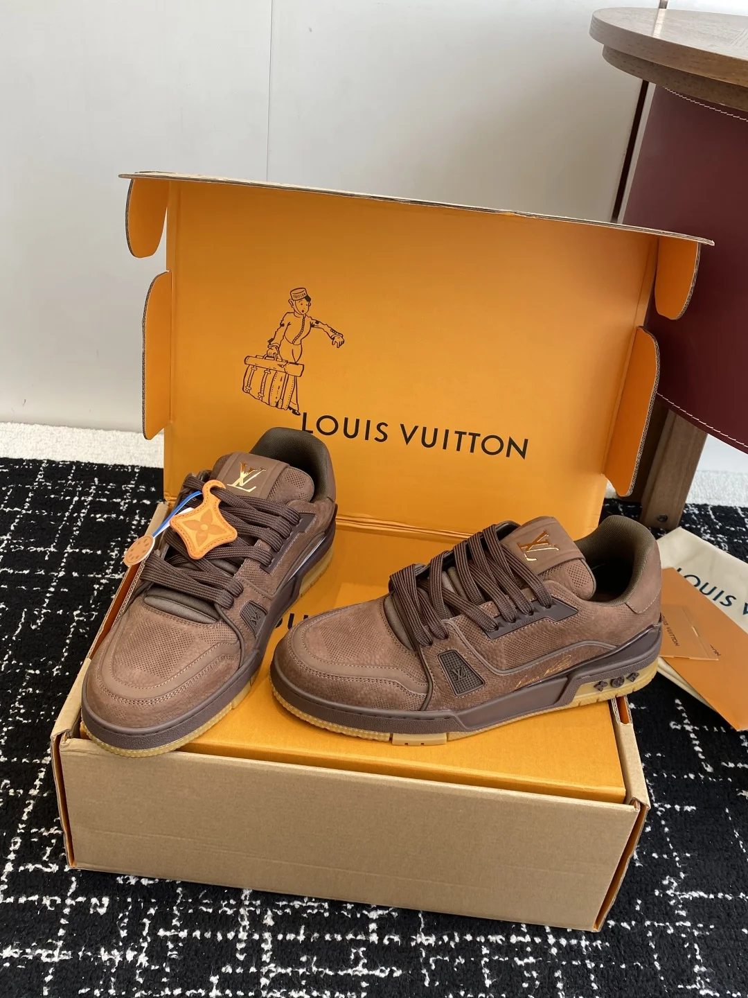 LV Sneakers Brown C00202609111608 - Image 3