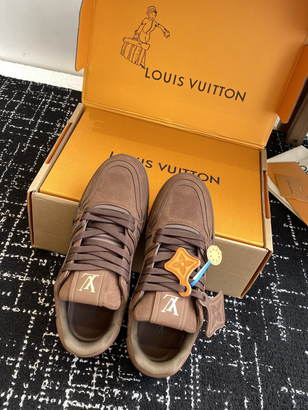 LV Sneakers Brown C00202609111608 - Image 4