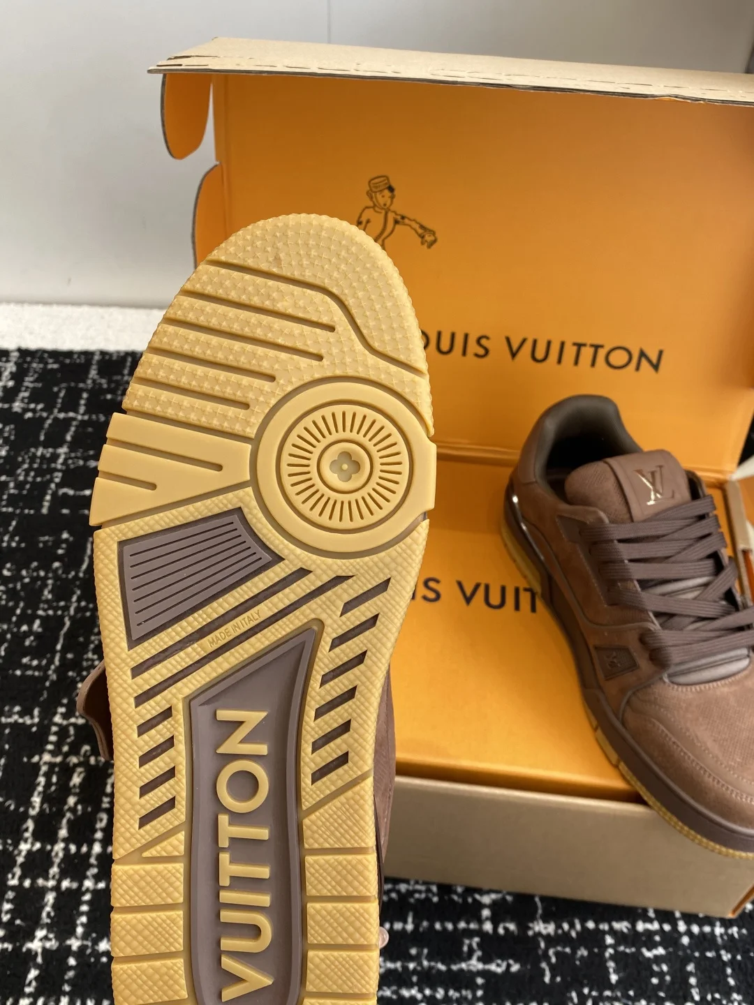 LV Sneakers Brown C00202609111608 - Image 9