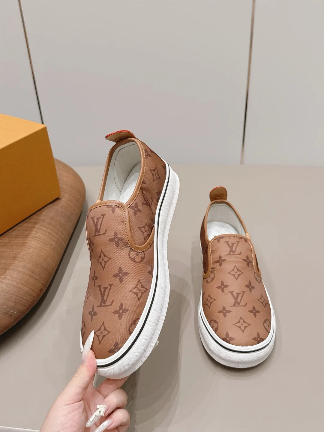 LV Sneakers Brown-White C00202609111520 - Image 4