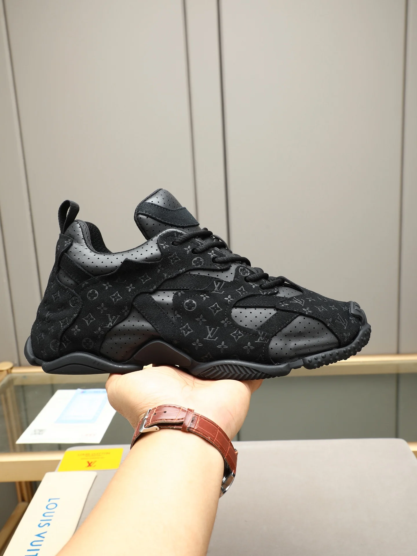LV Sneakers Leather Black EU39-44 B90202609110692