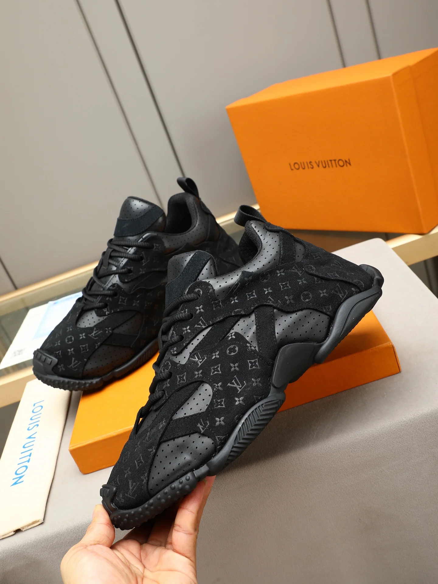 LV Sneakers Leather Black EU39-44 B90202609110692 - Image 2