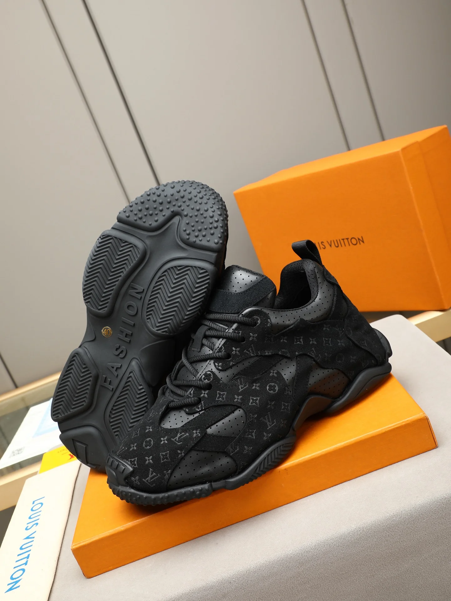 LV Sneakers Leather Black EU39-44 B90202609110692 - Image 3