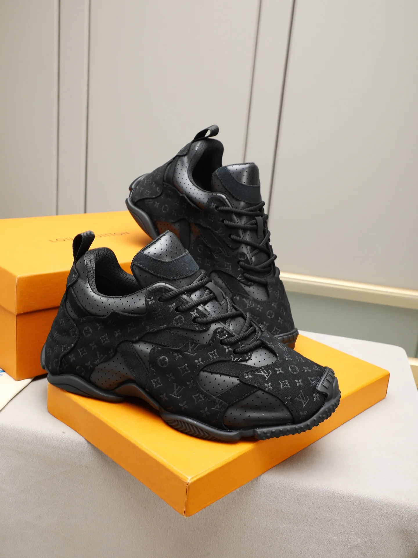 LV Sneakers Leather Black EU39-44 B90202609110692 - Image 4