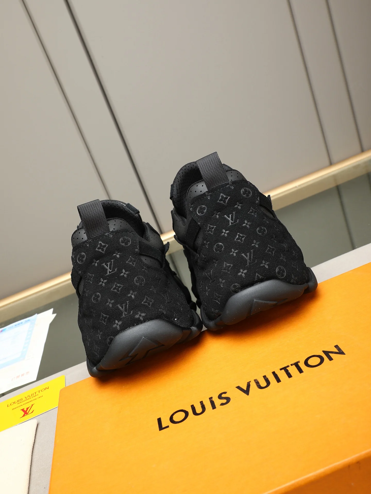 LV Sneakers Leather Black EU39-44 B90202609110692 - Image 5