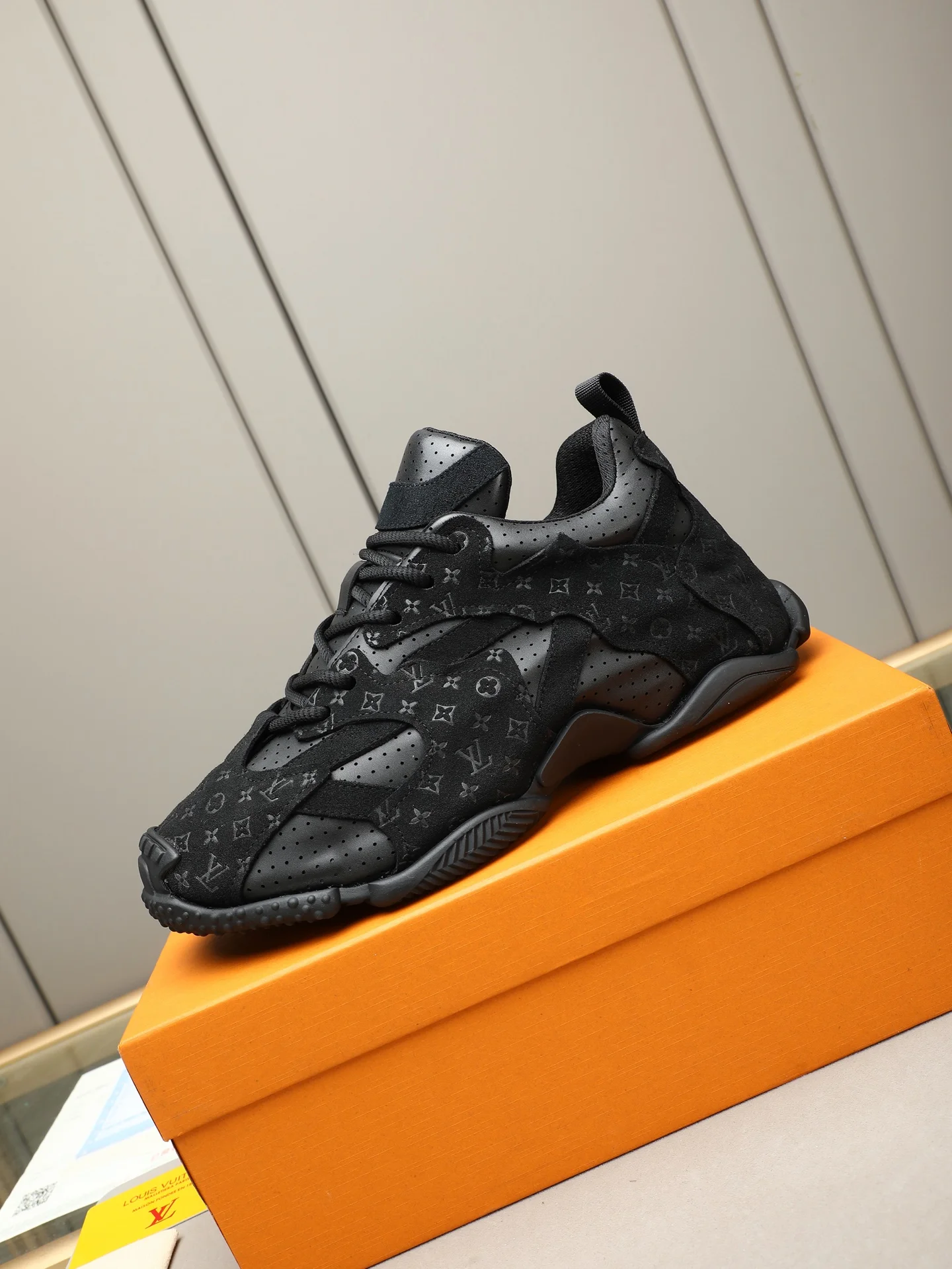 LV Sneakers Leather Black EU39-44 B90202609110692 - Image 6