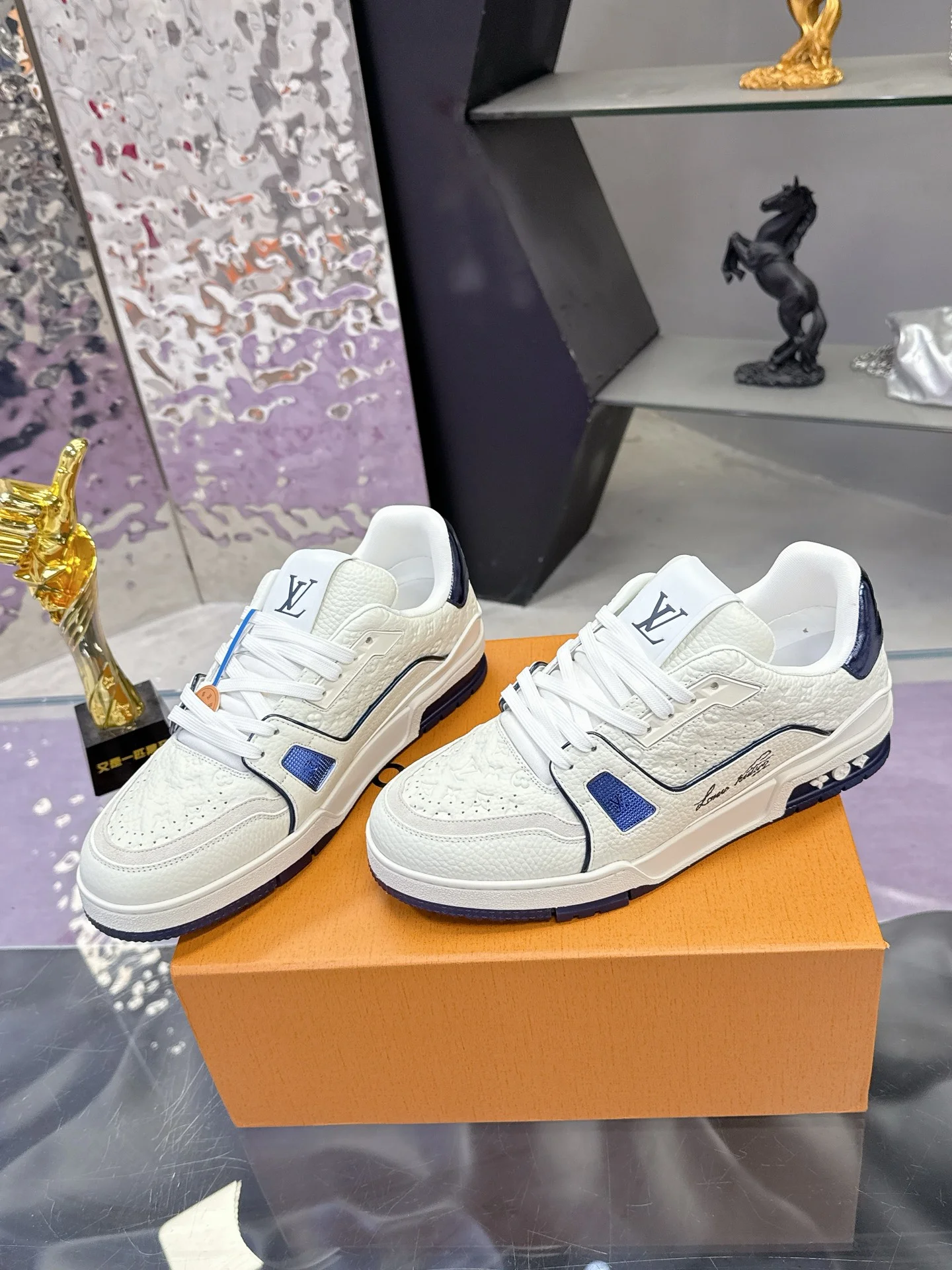 LV Sneakers White-Blue C00202609111593 - Image 3