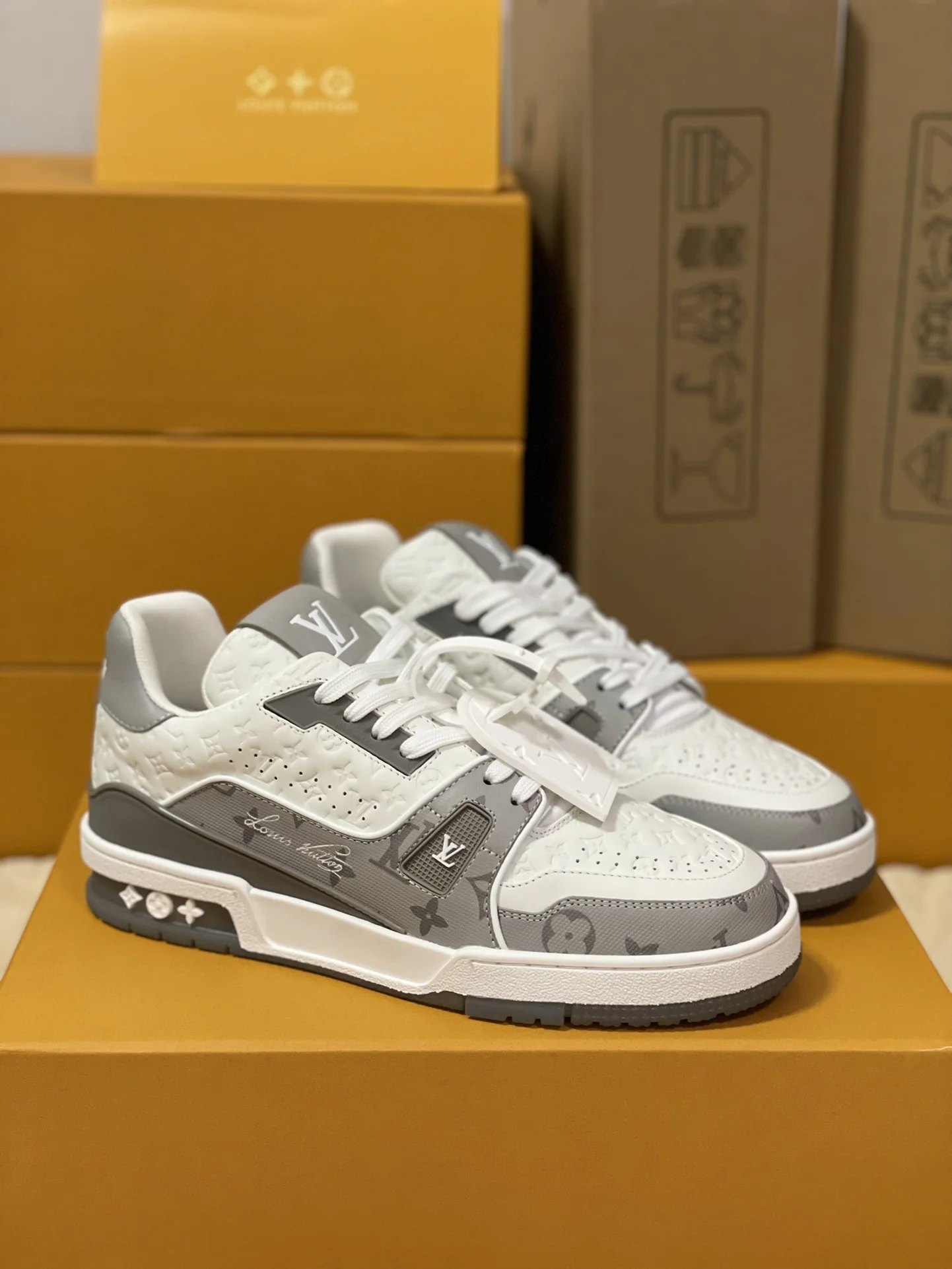 LV Sneakers White-Grey C00202609111599