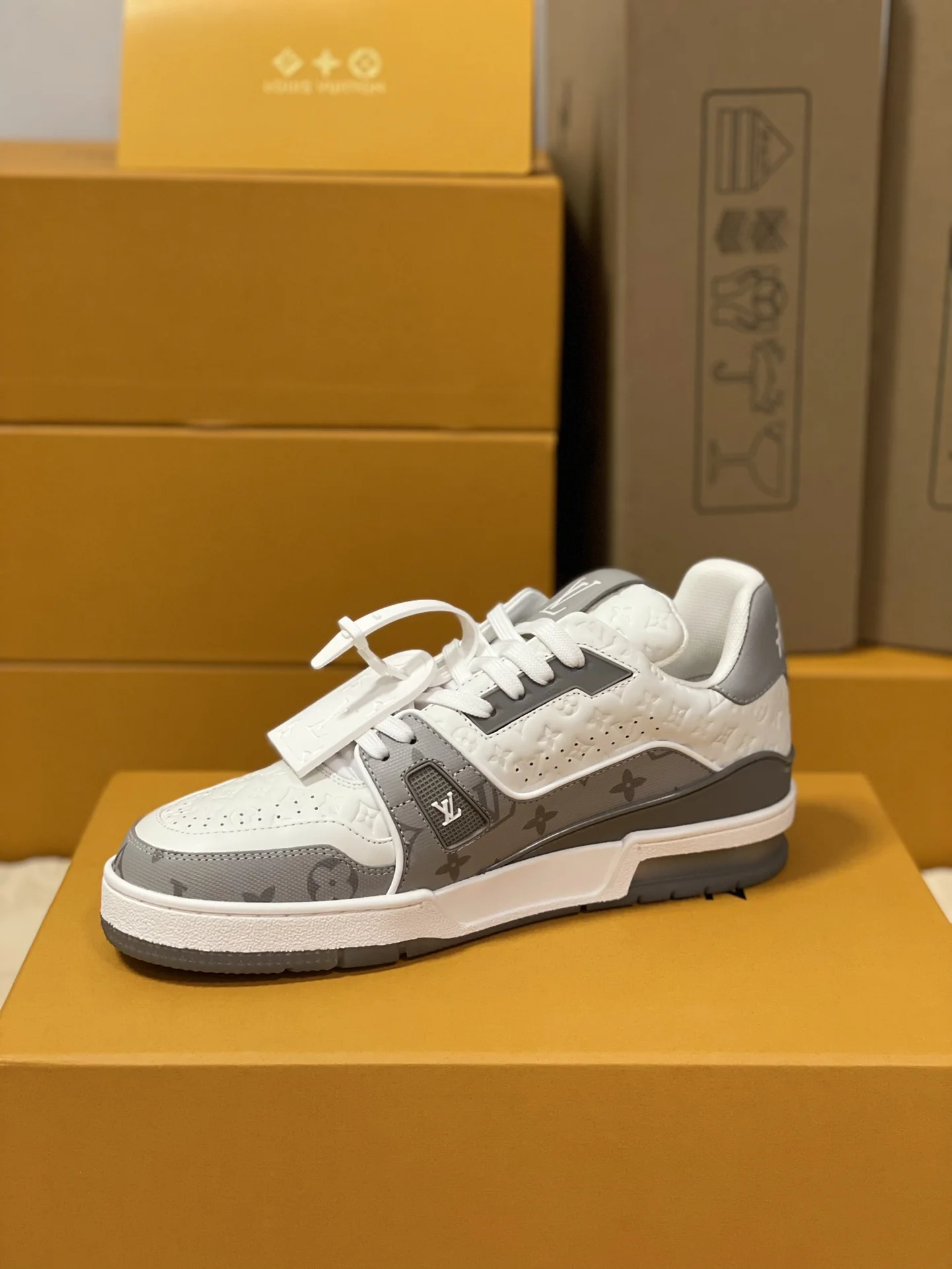 LV Sneakers White-Grey C00202609111599 - Image 4