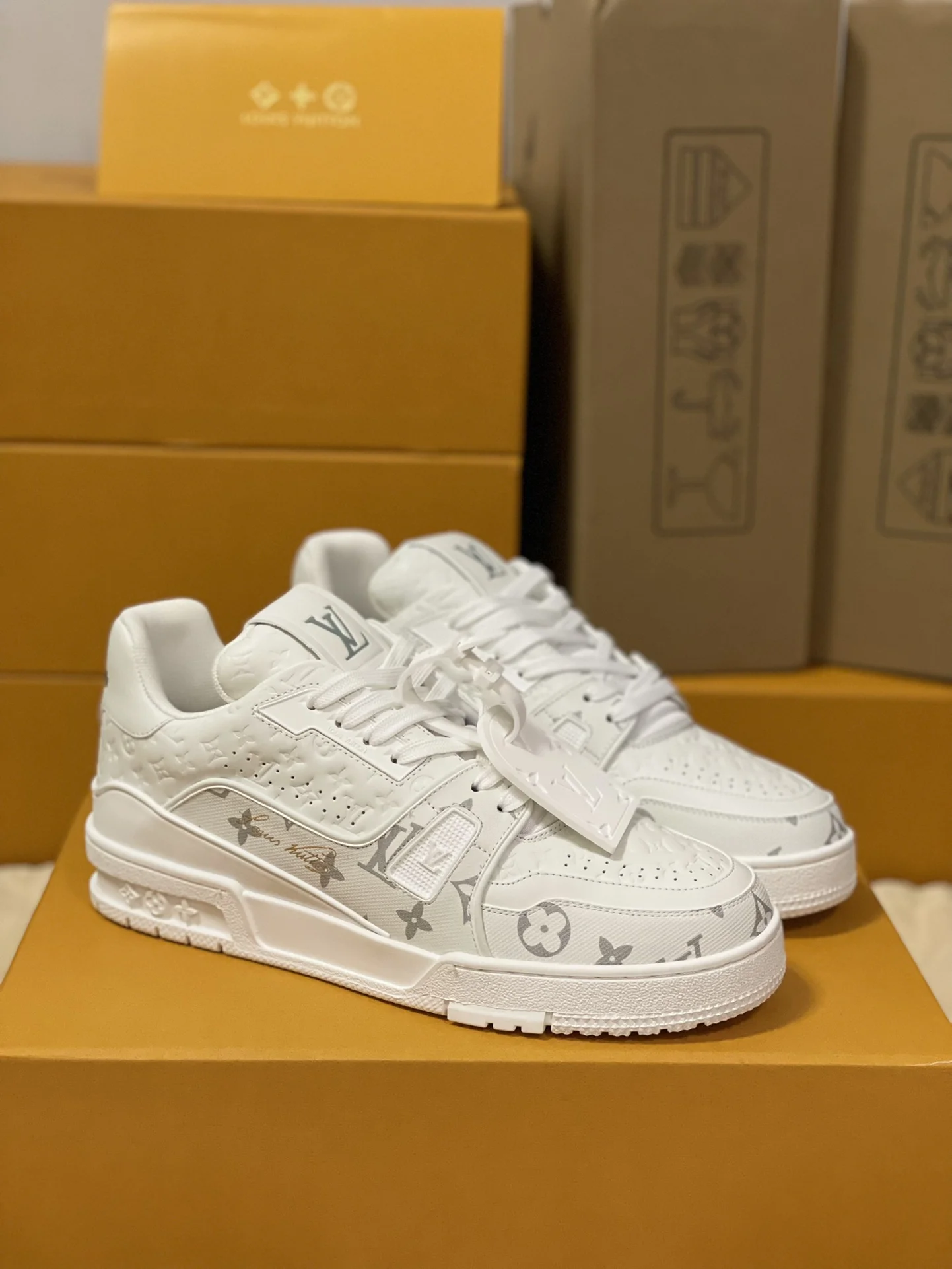 LV Sneakers White-Silver C00202609111600