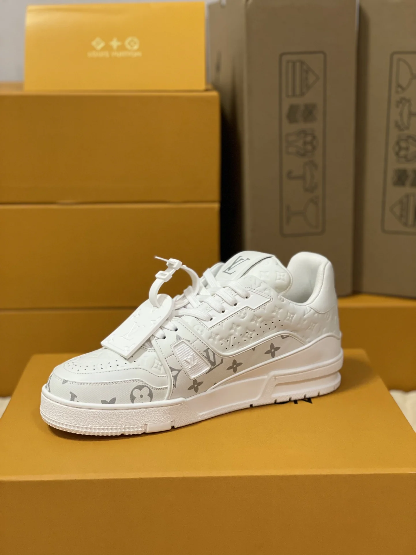 LV Sneakers White-Silver C00202609111600 - Image 4