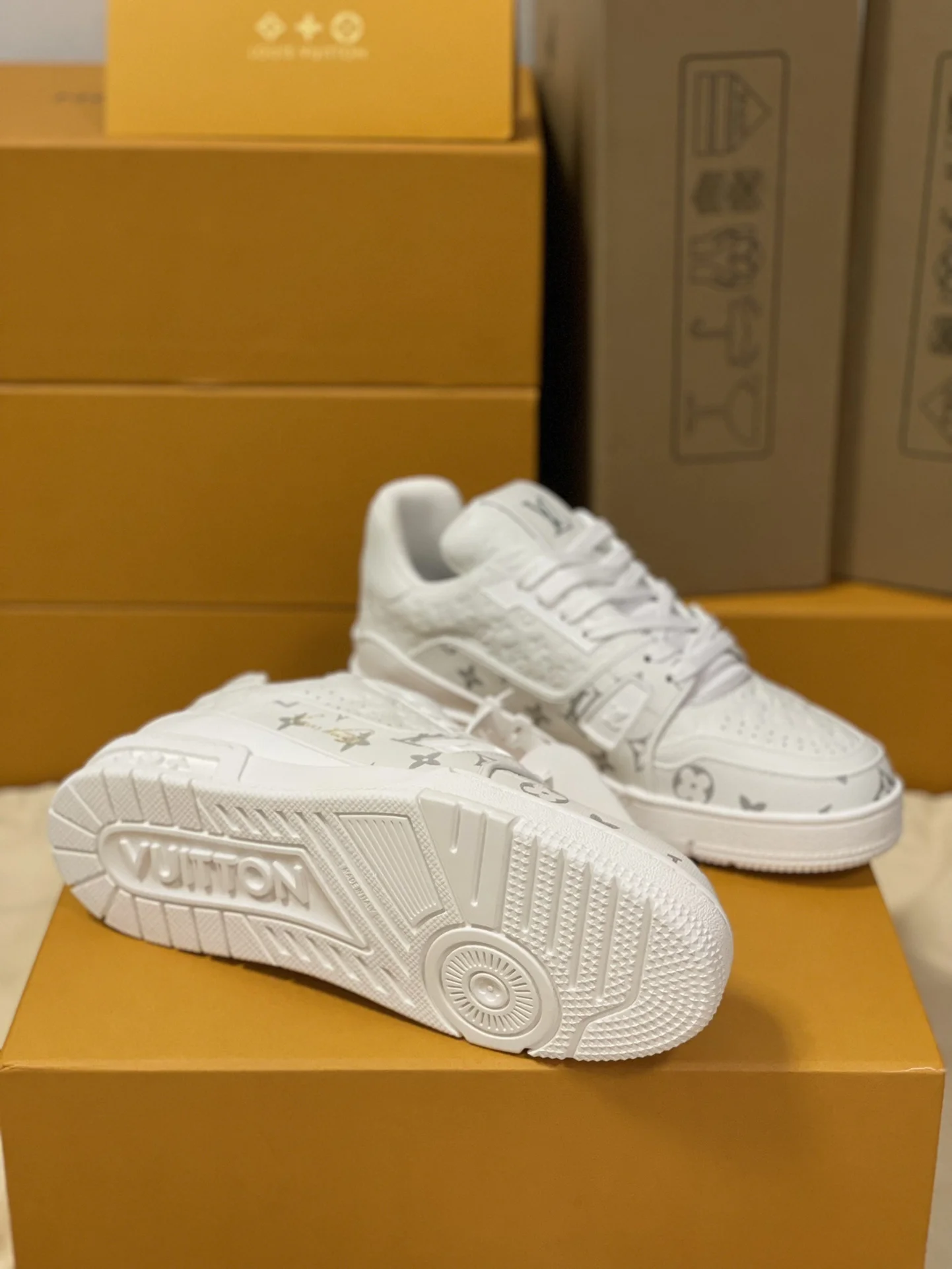 LV Sneakers White-Silver C00202609111600 - Image 9