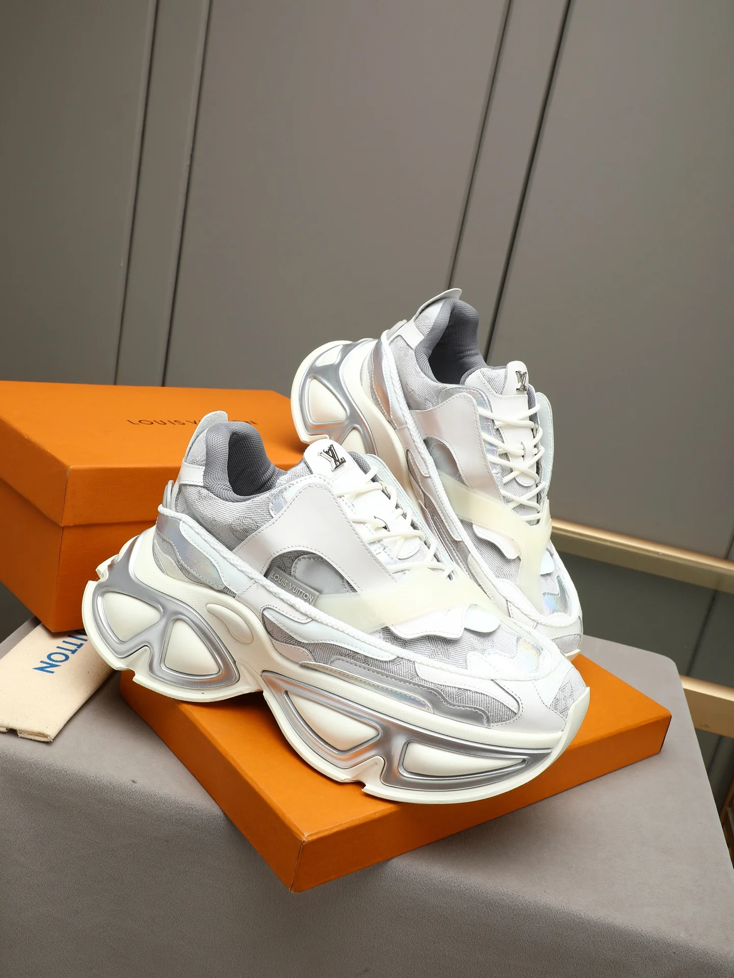 LV Sneakers White-Silver C50202609110696 - Image 4