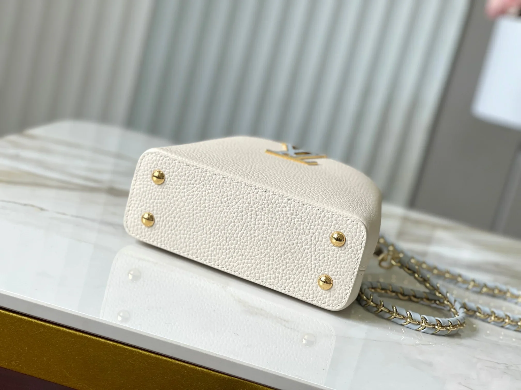 LV Top Handle Bags Cream-Gold 21X14X8CM I80202609090366 - Image 9