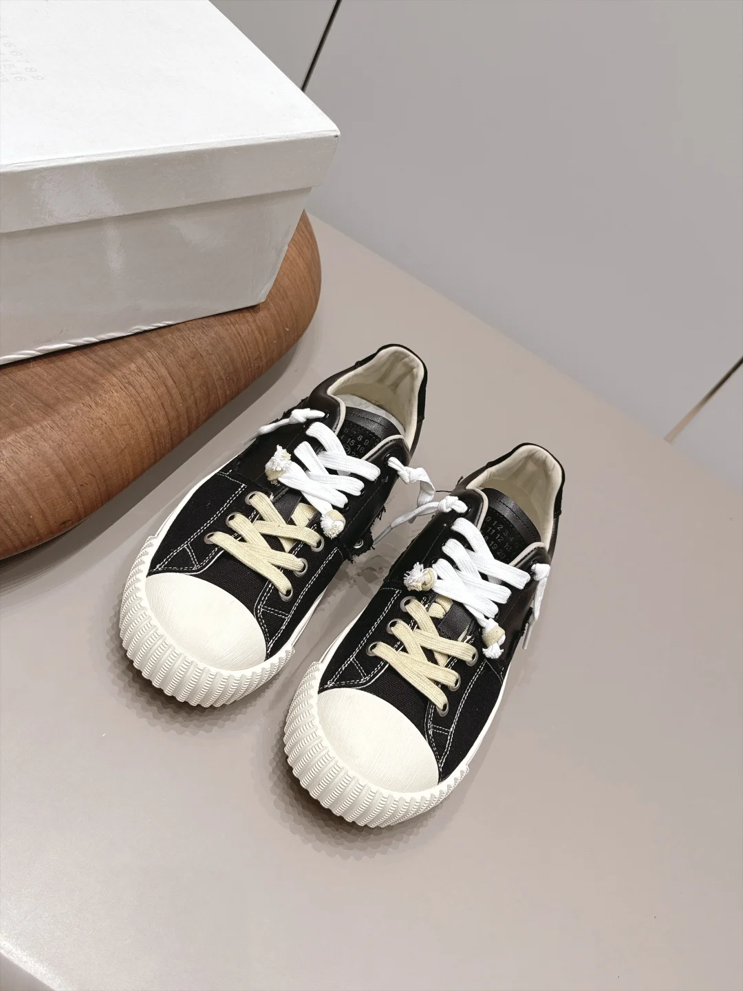 MAISON MARGIELA Sneakers Cowhide Canvas Black-White EU35-44 C00202609111577