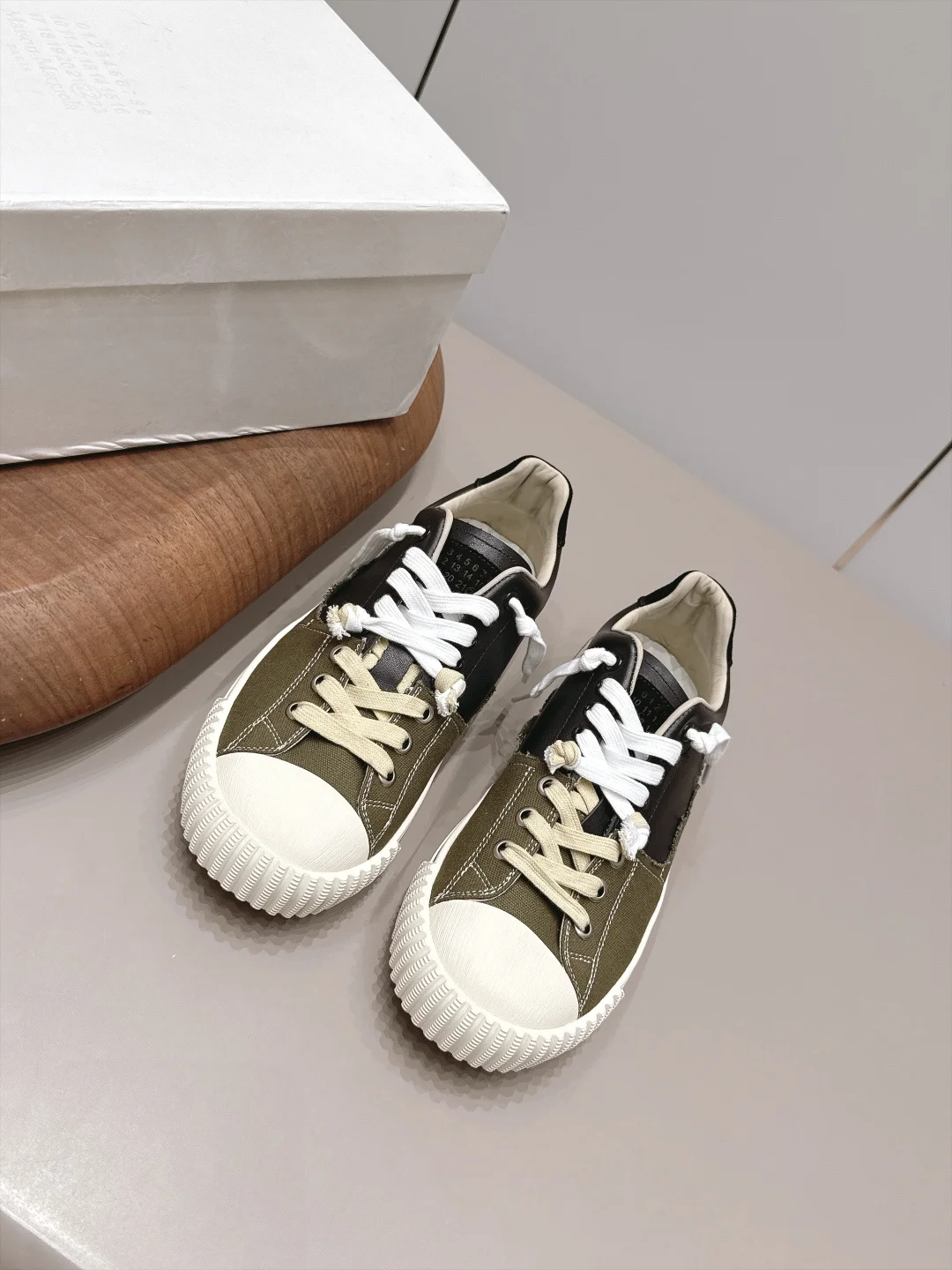 MAISON MARGIELA Sneakers Leather Canvas Green-Black-White EU35-44 C00202609111575