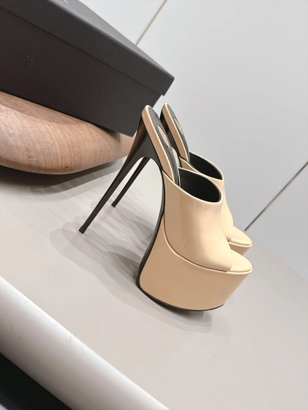 SAINT LAURENT Mules Patent Leather Beige-Black EU35-42 C10202609111547 - Image 2