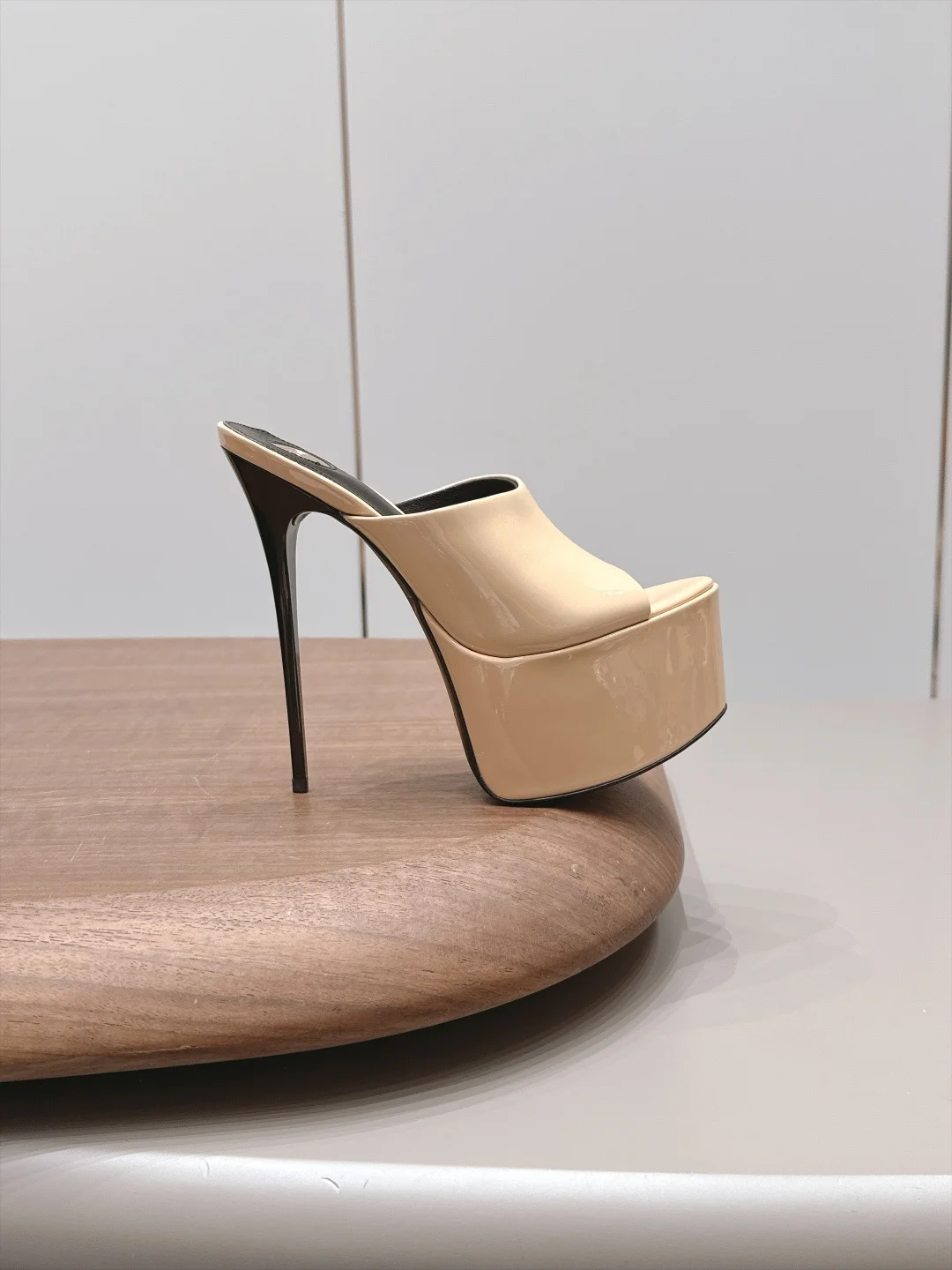 SAINT LAURENT Mules Patent Leather Beige-Black EU35-42 C10202609111547 - Image 5