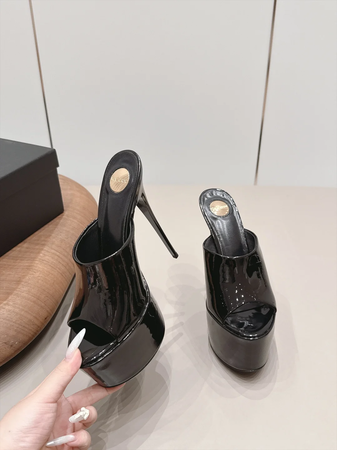 SAINT LAURENT Mules Patent Leather Black EU35-39 C10202609111550 - Image 4