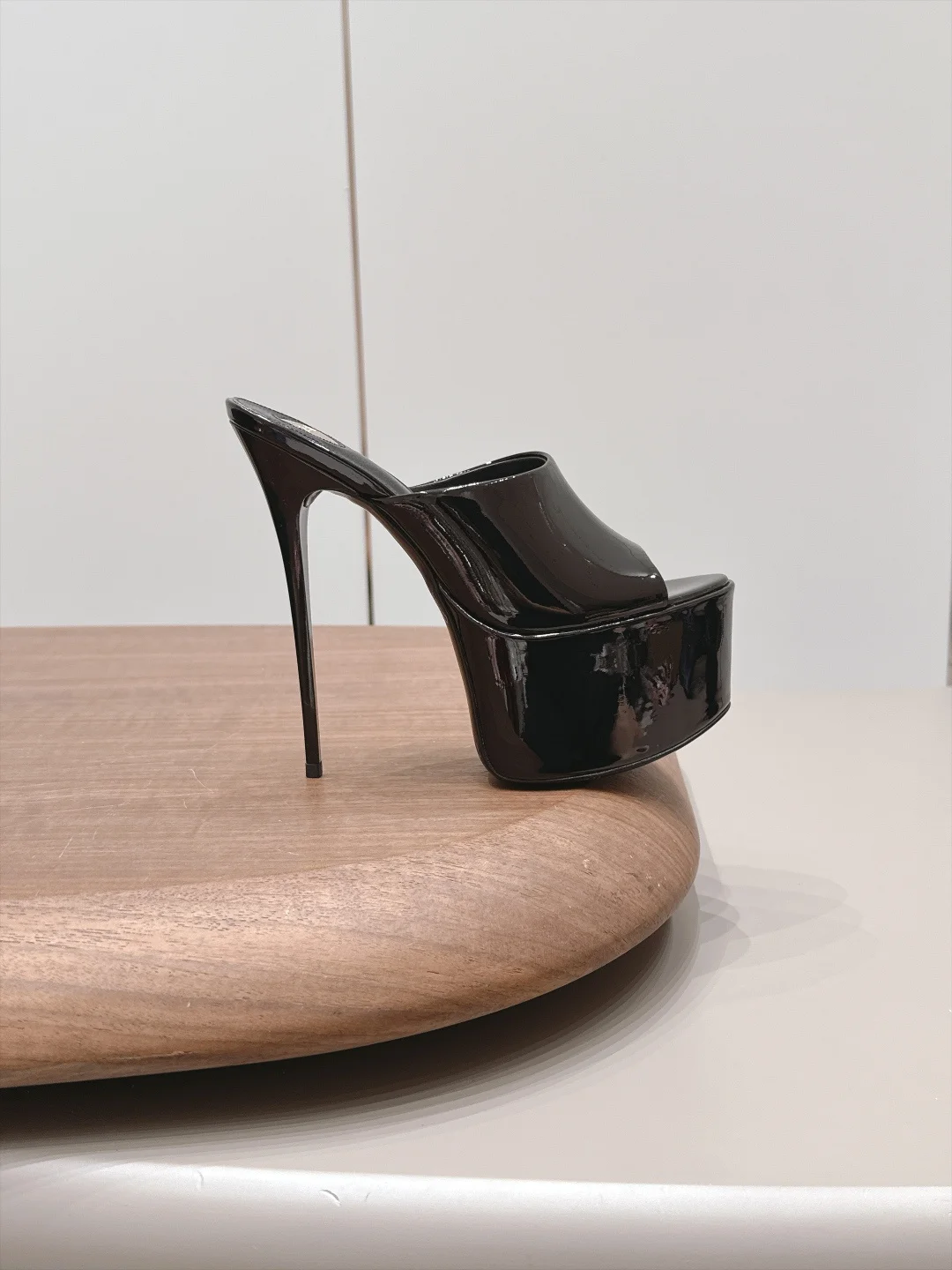 SAINT LAURENT Mules Patent Leather Black EU35-39 C10202609111550 - Image 5