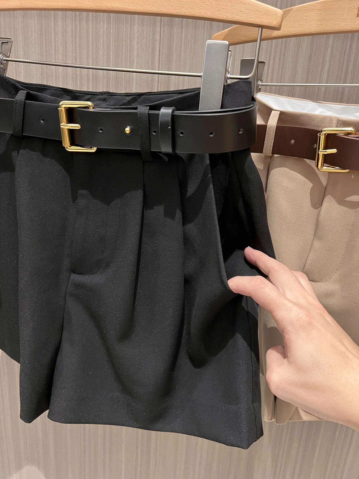 SAINT LAURENT Shorts Black-Gold S-L B30202609062828 - Image 4