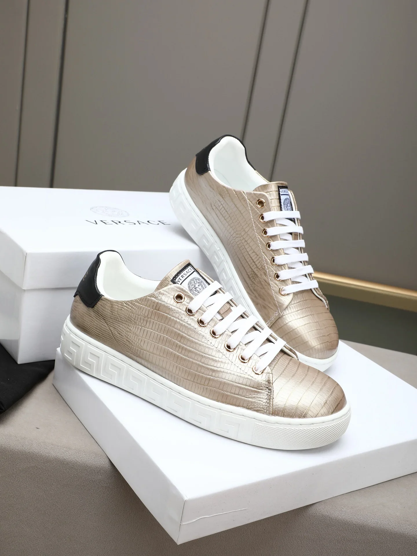 VERSACE Sneakers Gold-Black B10202609112040 - Image 4